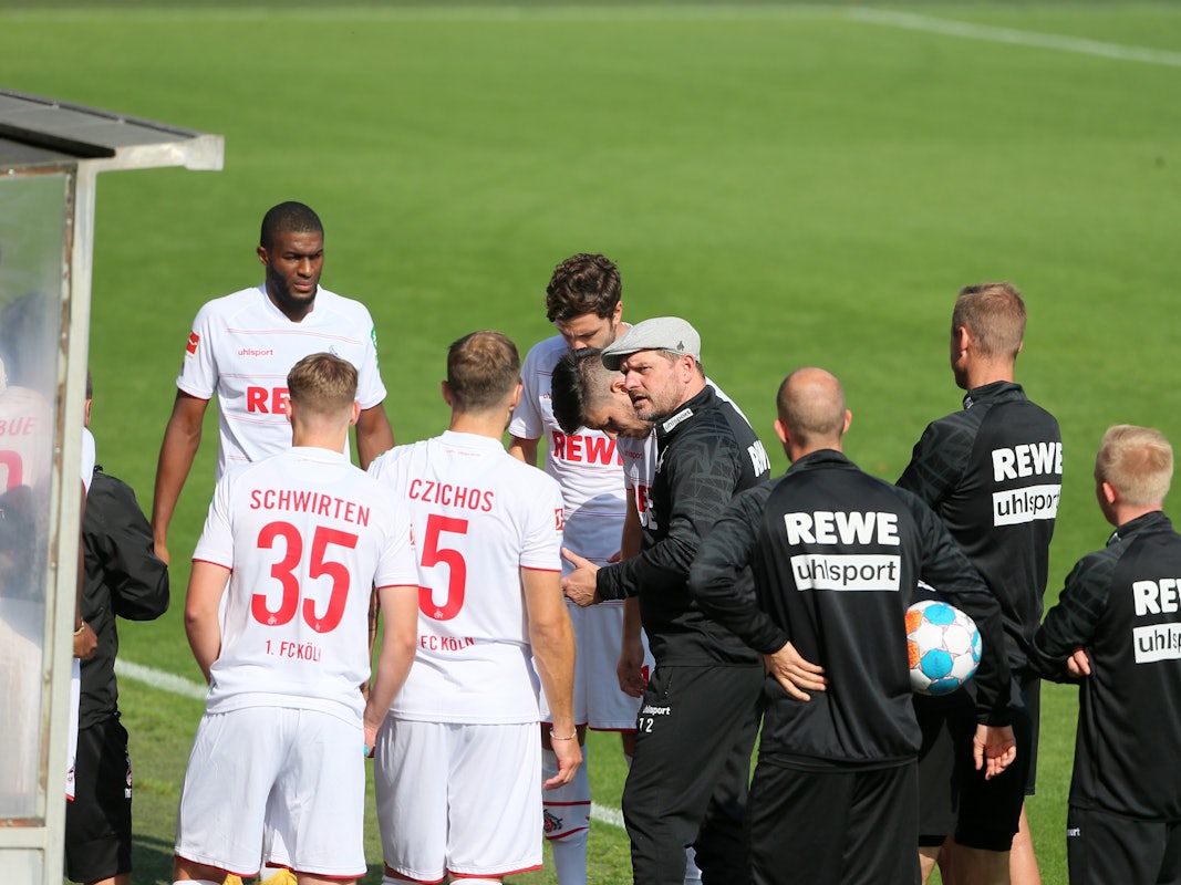 Steffen Baumgart (1. FC Köln) mit seinen Profis