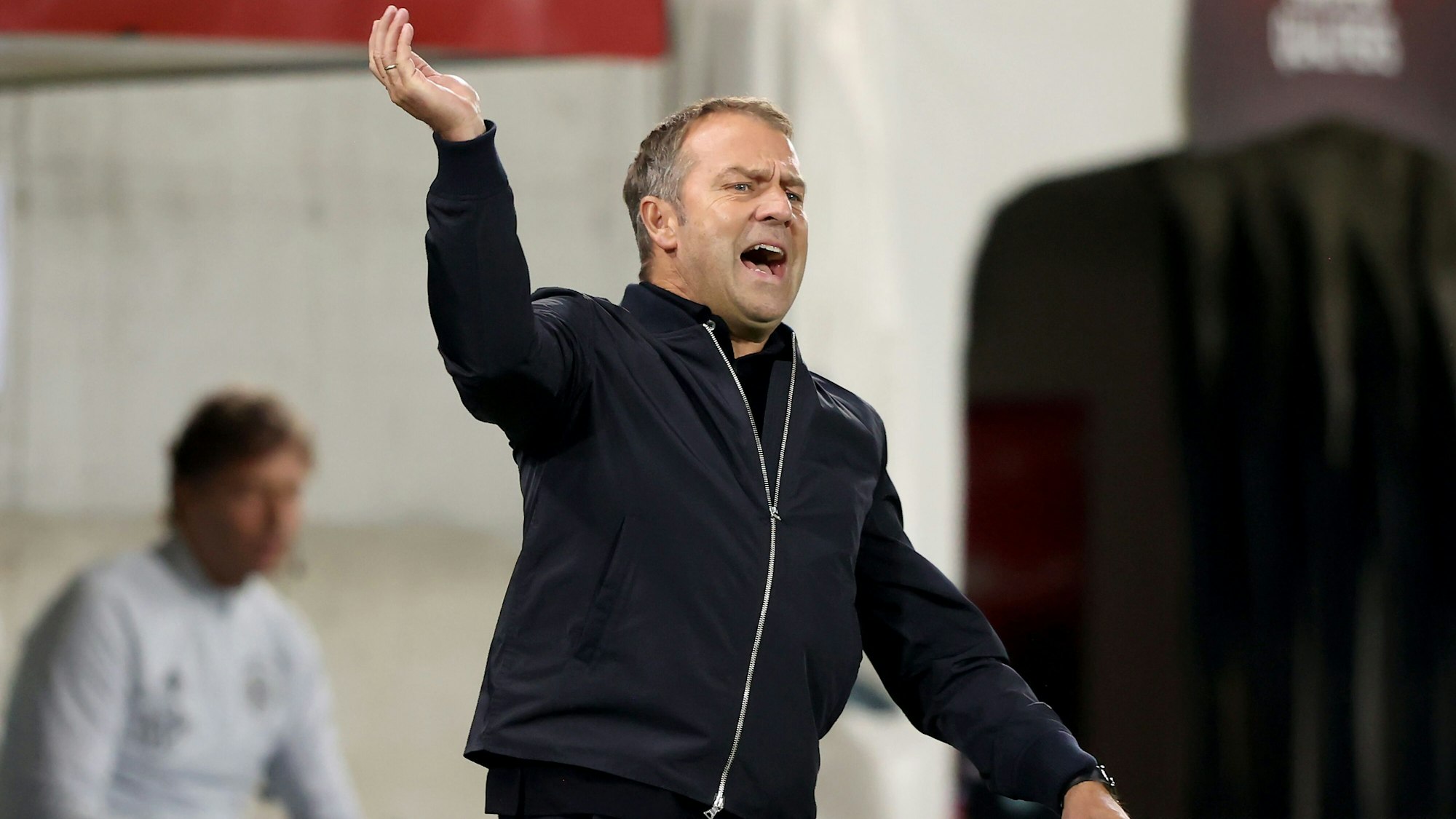 Hansi Flick winkt genervt an der Seitenlinie beim Spiel gegen Liechtenstein ab.