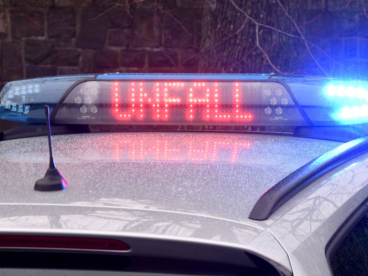 Die Leuchtschrift „Unfall“ ist auf dem Dach eines Streifenwagens der Polizei zu sehen.