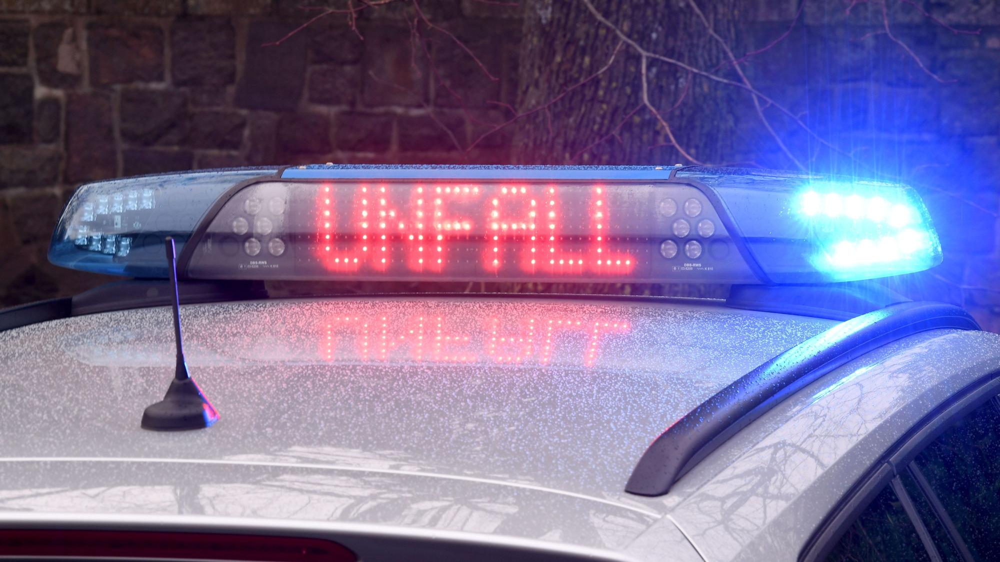 Die Leuchtschrift „Unfall“ ist auf dem Dach eines Streifenwagens der Polizei zu sehen.