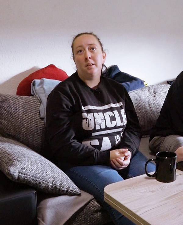 Petra und Sascha sitzen an ihrem Wohnzimmertisch in Mannheim.