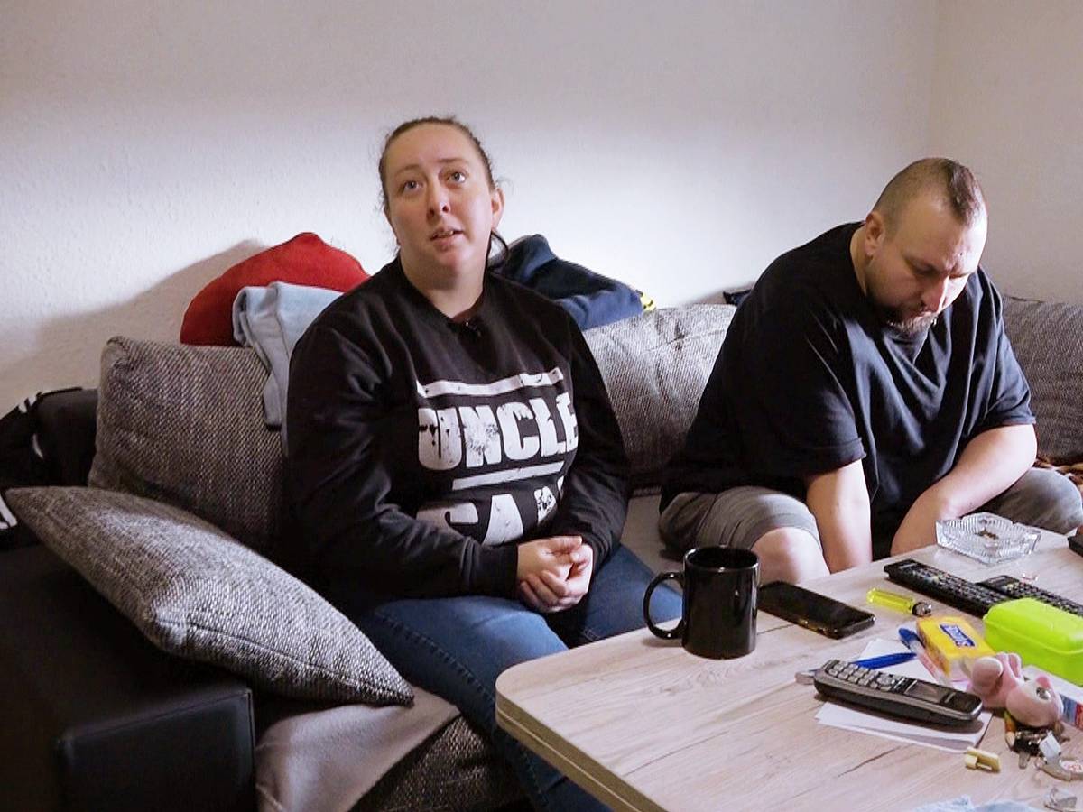 Petra und Sascha sitzen an ihrem Wohnzimmertisch in Mannheim.