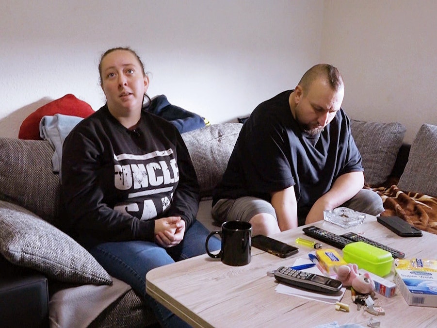 Petra und Sascha sitzen an ihrem Wohnzimmertisch in Mannheim.