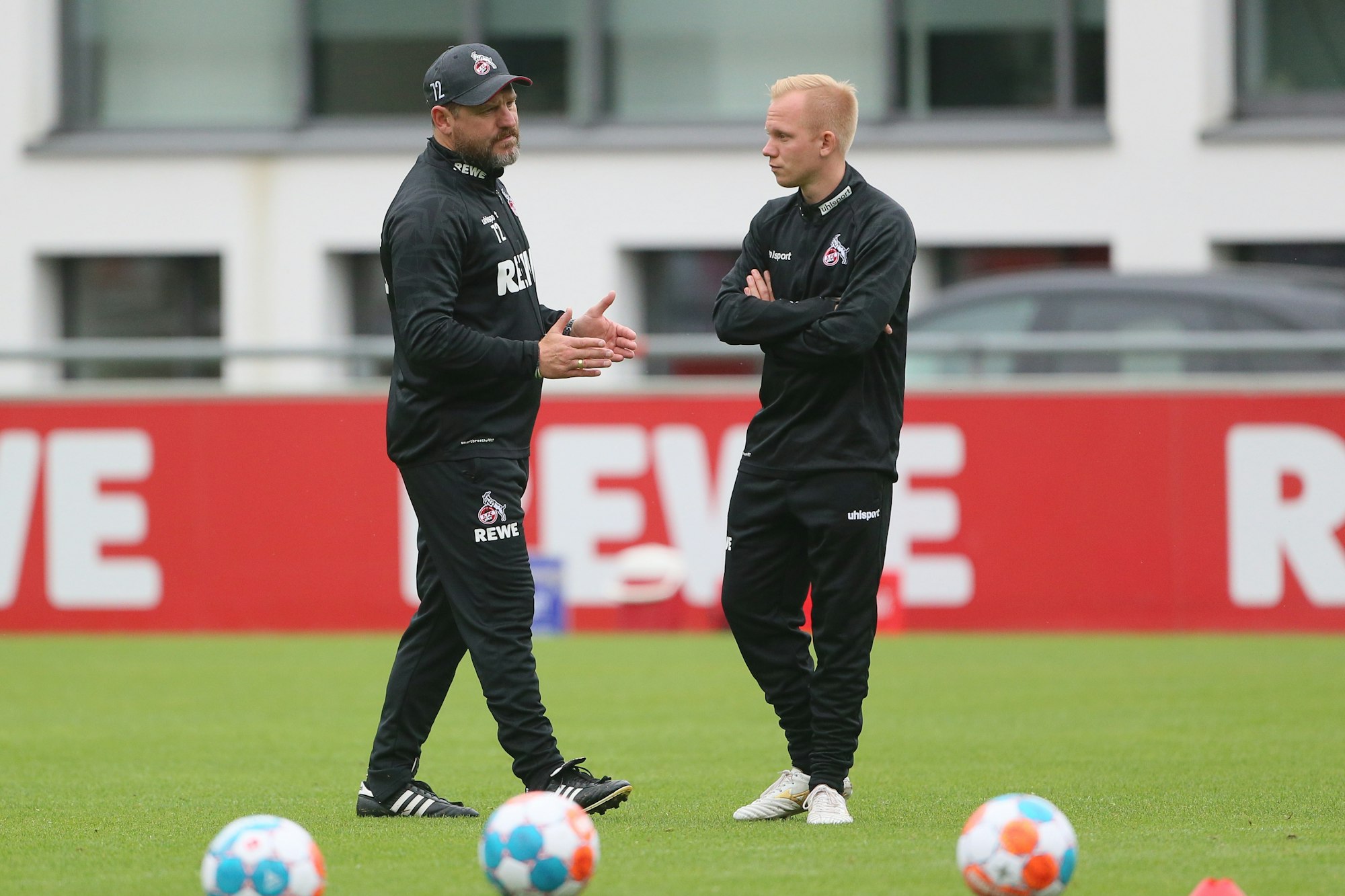 FC-Trainer Steffen Baumgart im Gespräch mit Hospitant Sascha Bigalke.