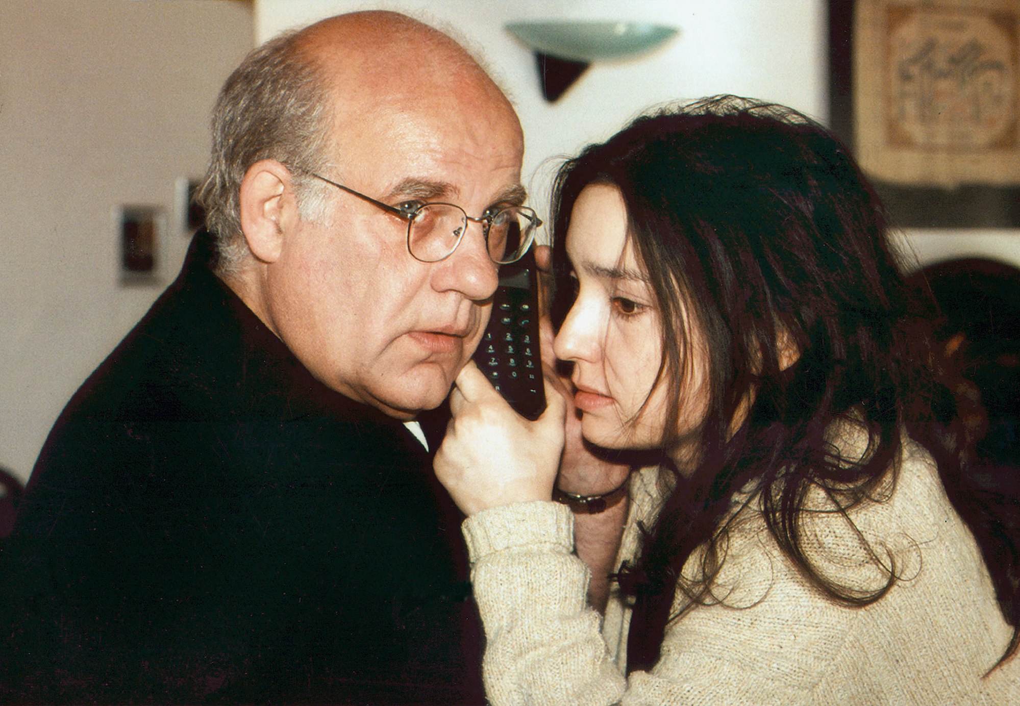 Palus (Jochen Senf) und Freundin Margit (Tatjana Clasing) gucken verängstig und horchen in ein Telefon.