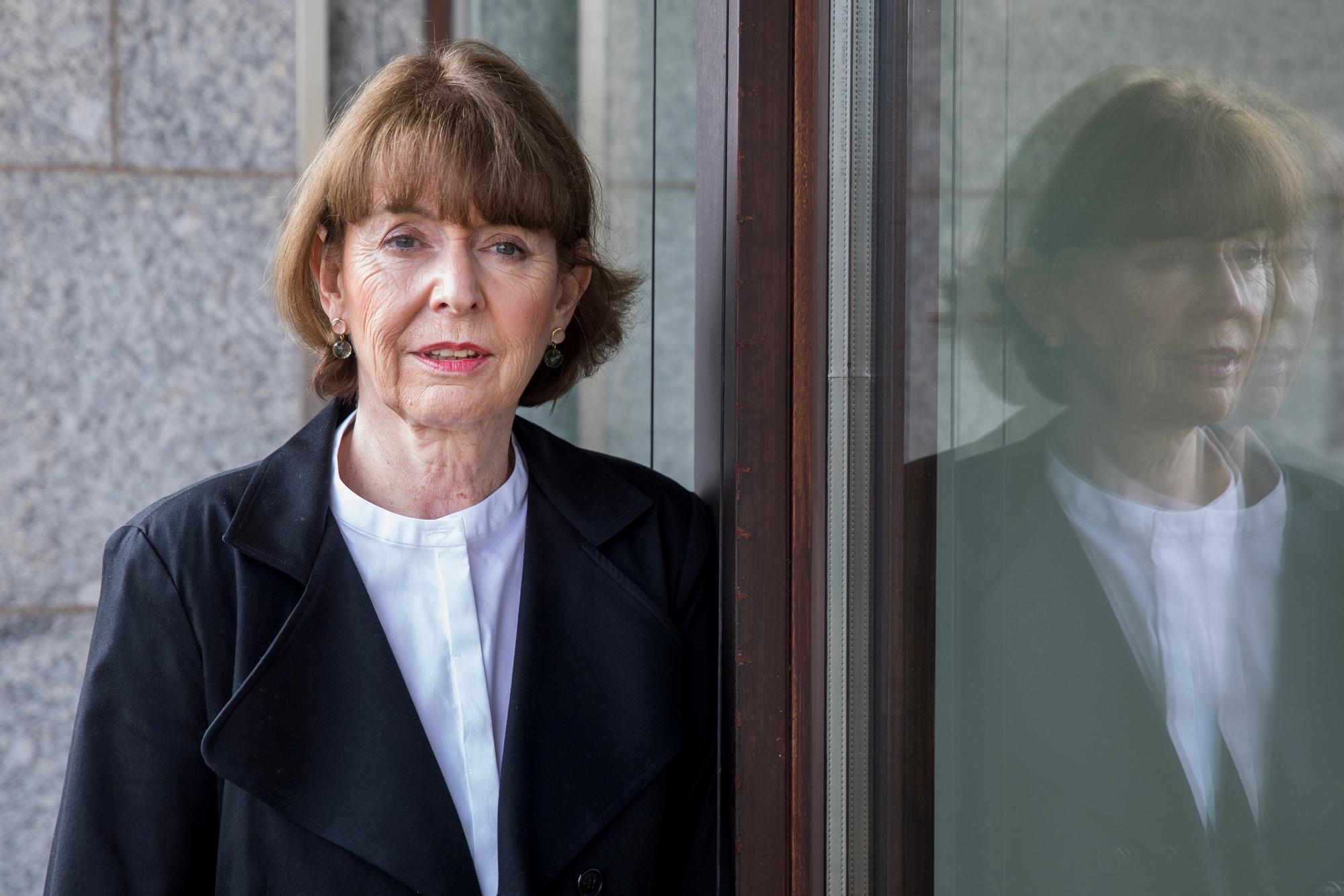 Henriette Reker schaut auf einem Balkon die Kamera. Foto von Michael Bause, honorarfrei