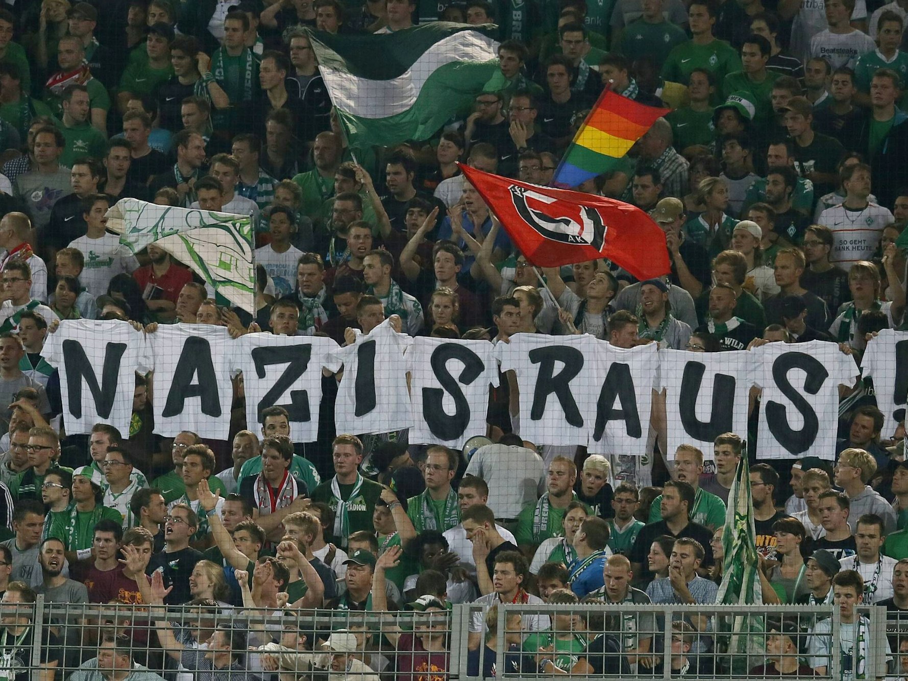 Die Bremer Kurve zeigt ein Transparent mit dem Spruch: „Nazis raus!“