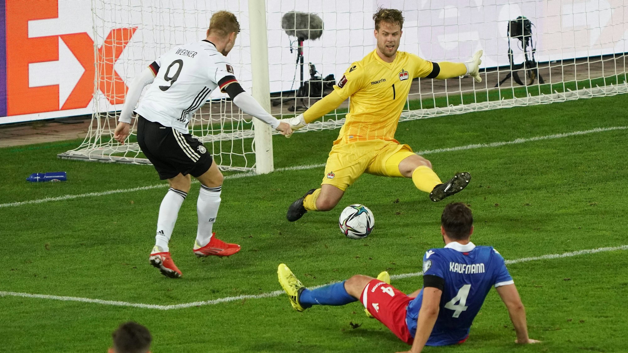 Timo Werner überwindet Torwart Benjamin Büchel und trifft für Deutschland.