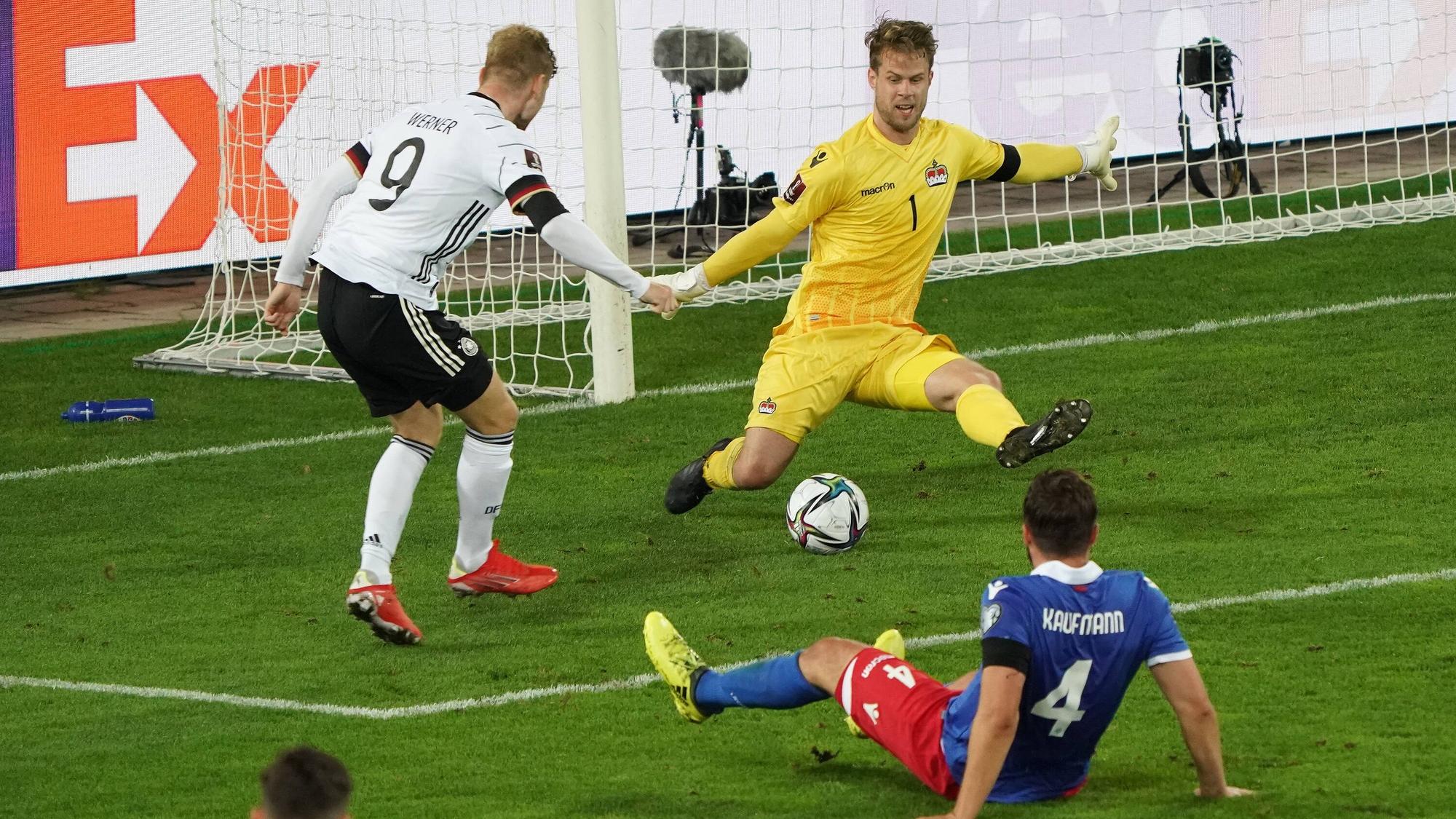 Timo Werner überwindet Torwart Benjamin Büchel und trifft für Deutschland.