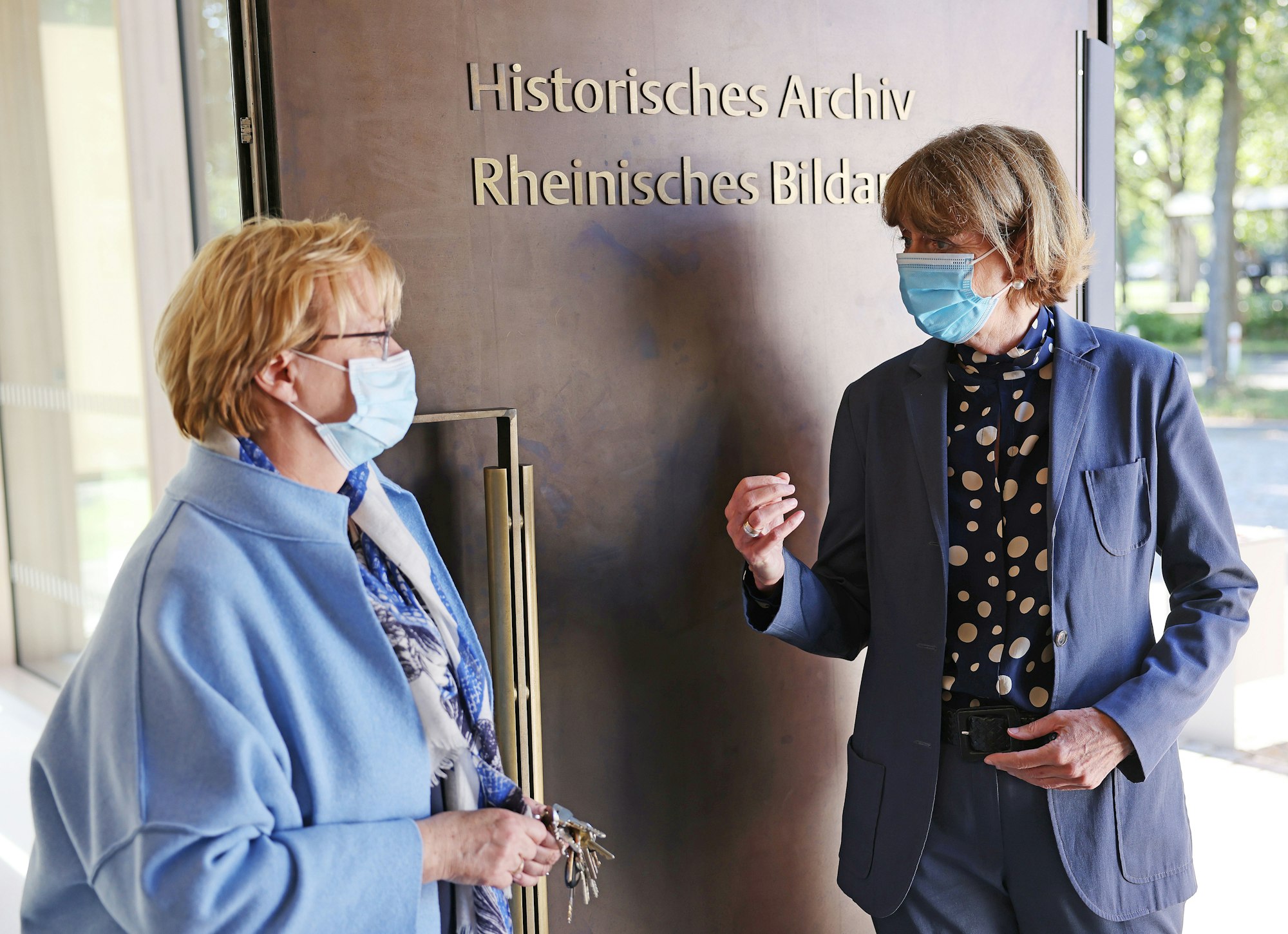 Bettina Schmidt-Czaia und Henriette Reker unterhalten sich.