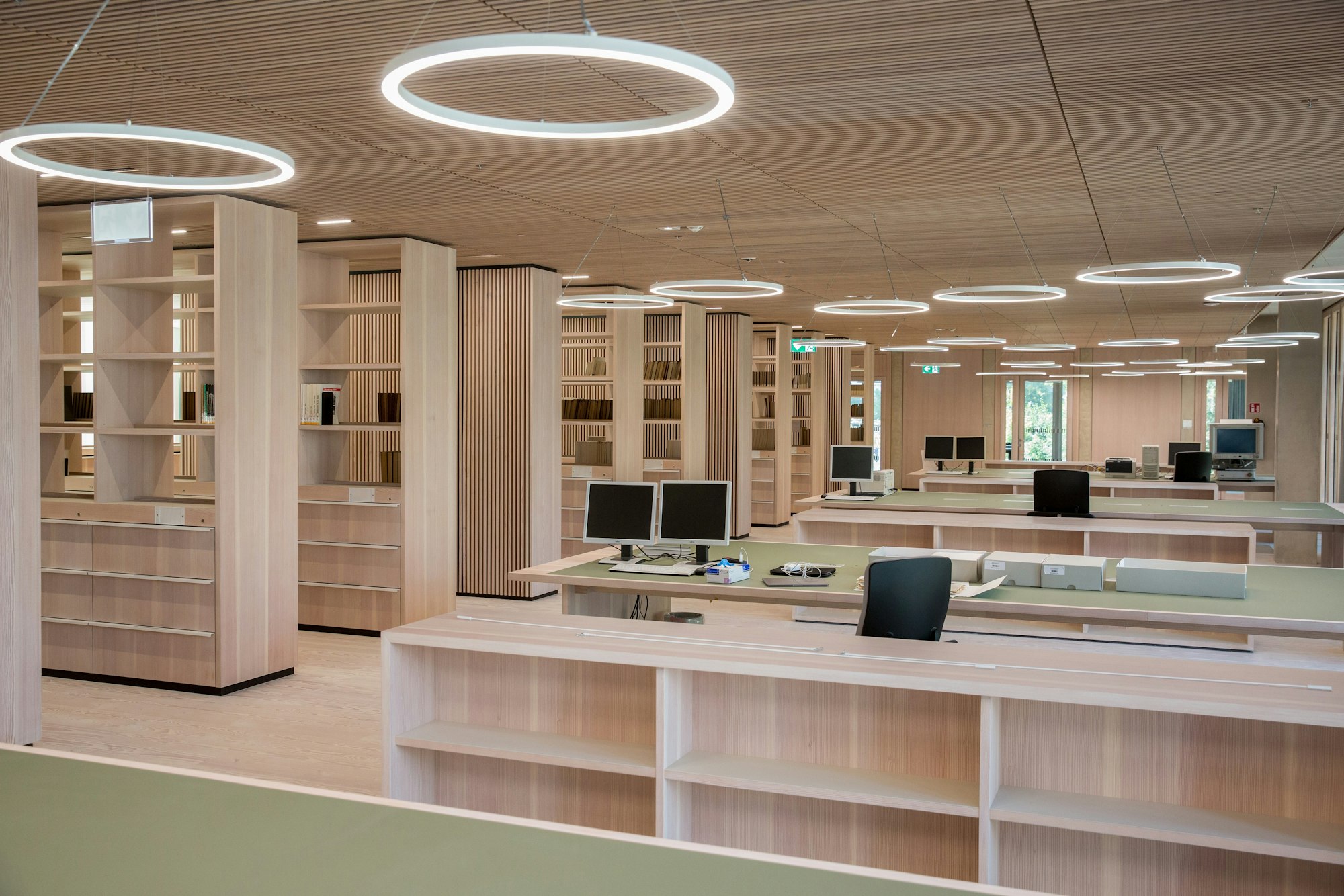 Moderne Schränke und Schreibtische mit Flachbildschirmen im neuen Historischen Archiv.