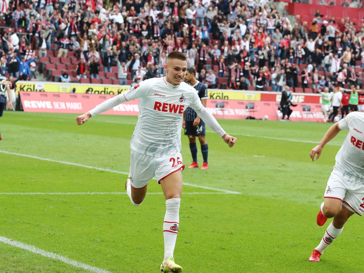 Torschütze Tim Lemperle und Louis Schaub (1. FC Köln) jubeln gegen den VfL Bochum.