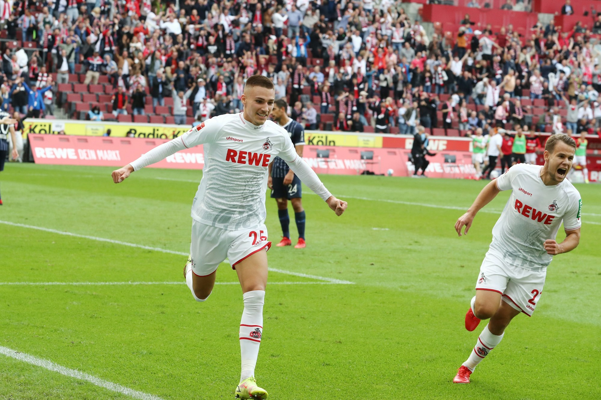 Torschütze Tim Lemperle und Louis Schaub (1. FC Köln) jubeln gegen den VfL Bochum.