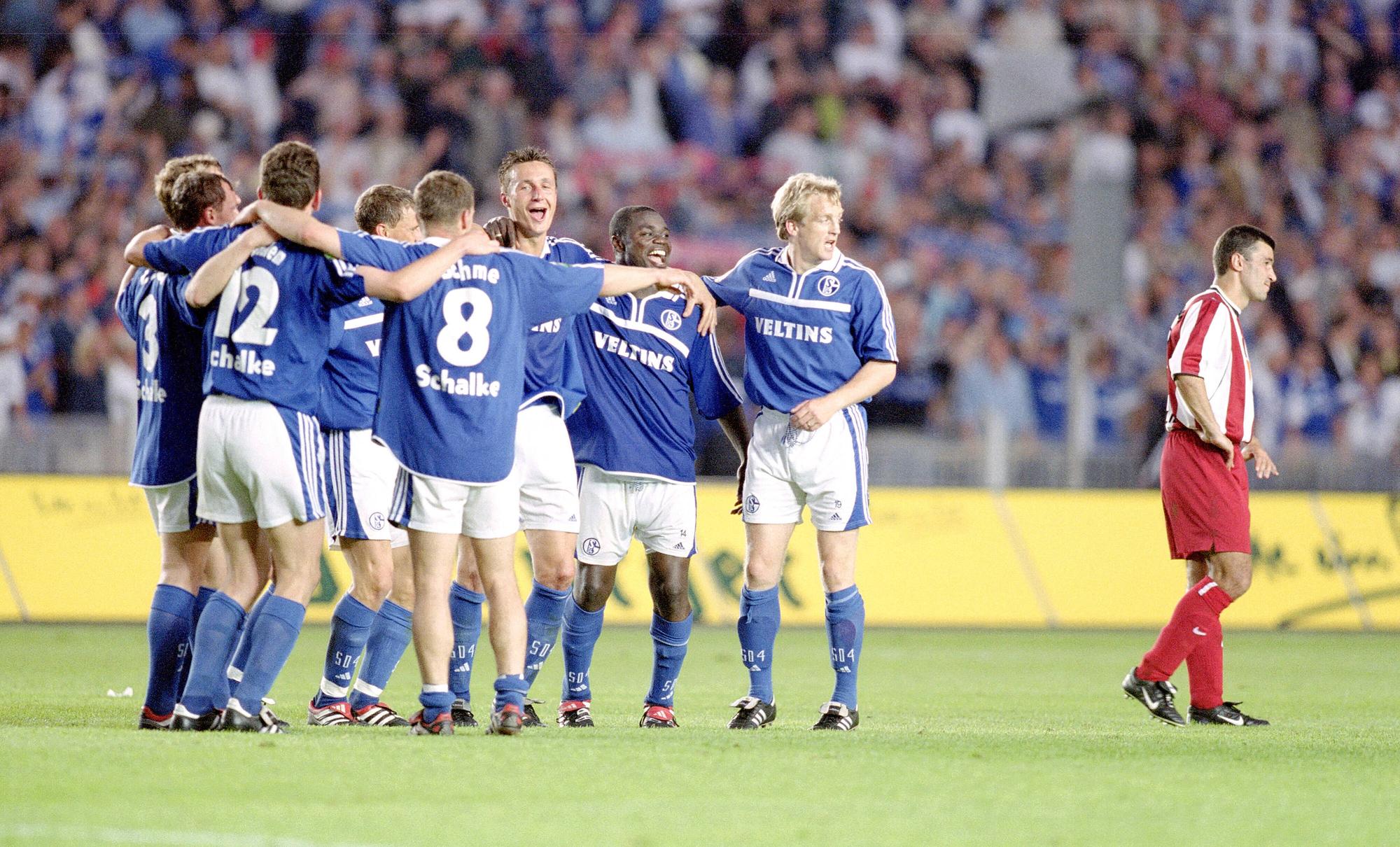 Die Schalker Spieler feiern den Pokalsieg 2001, rechts steht ein trauriger Spieler von Union Berlin.