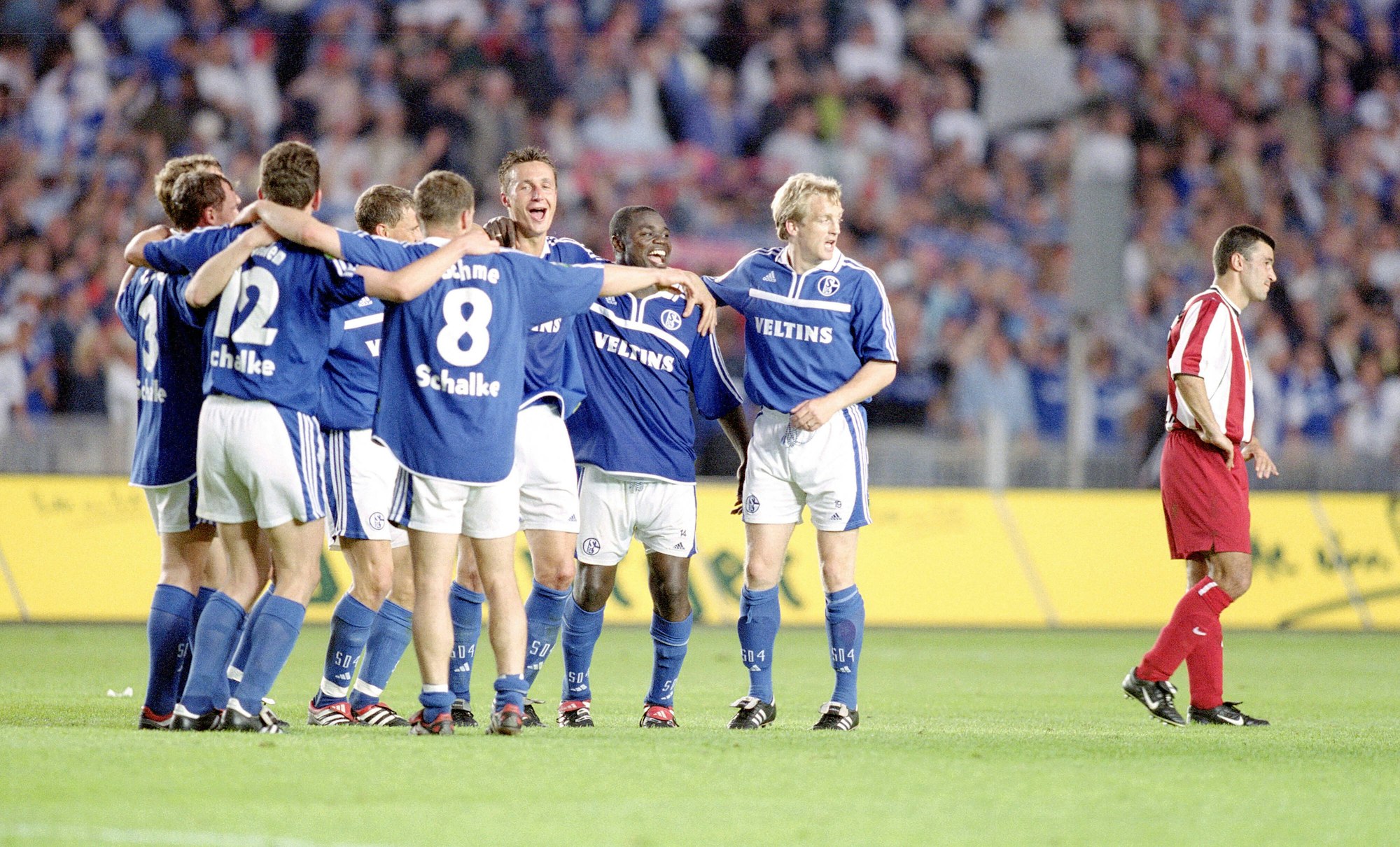 Die Schalker Spieler feiern den Pokalsieg 2001, rechts steht ein trauriger Spieler von Union Berlin.