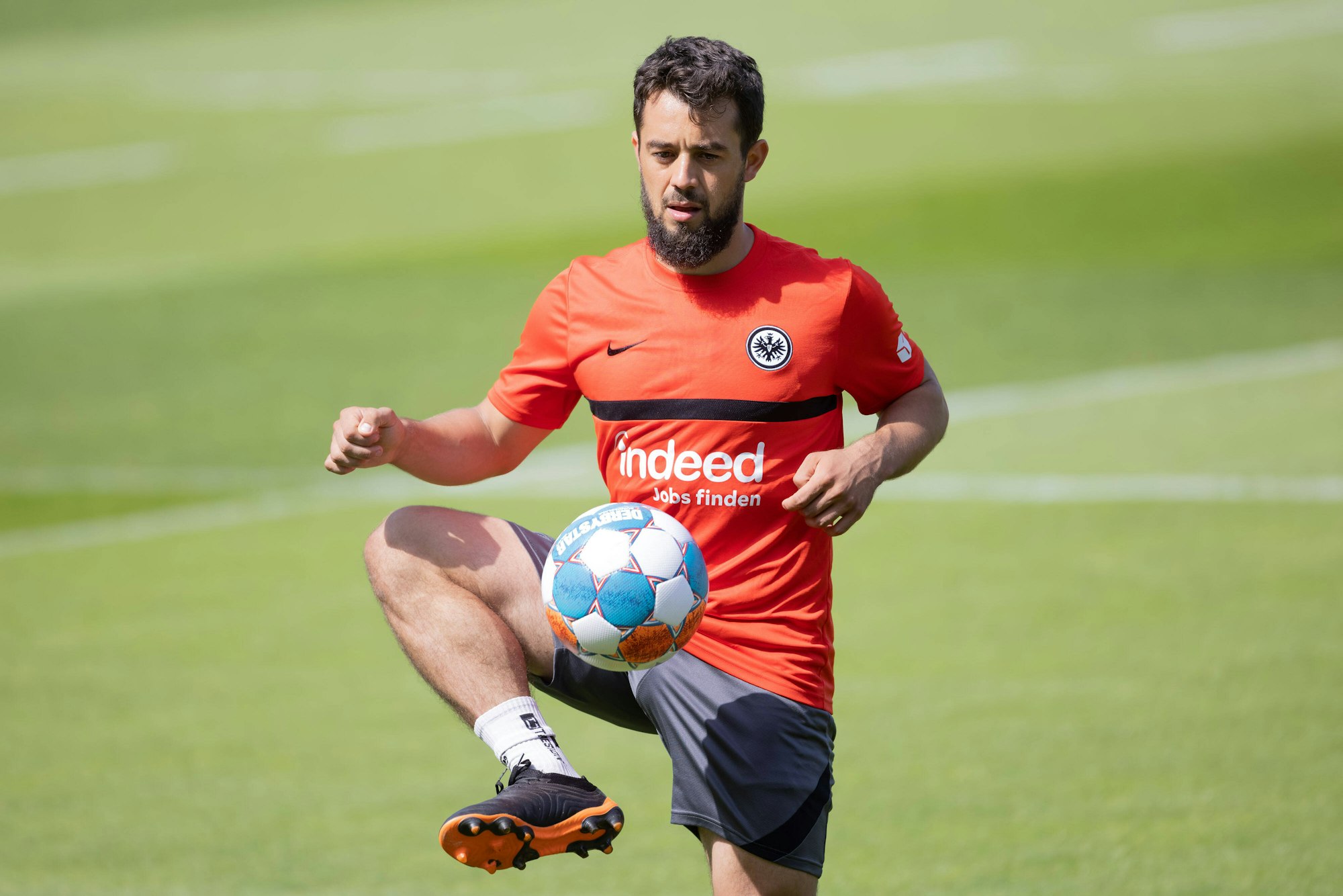 Younes spielt den Ball volley mit der Innenseite.