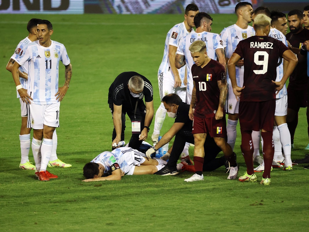 Lionel Messi muss nach einem brutalen Foul behandelt werden