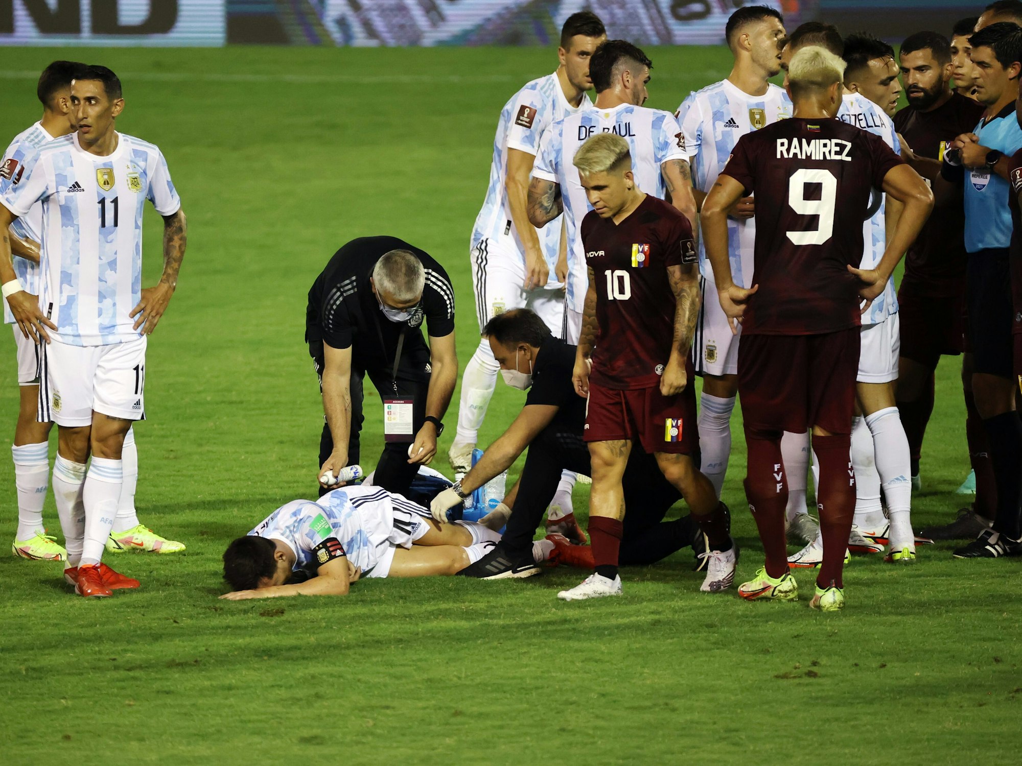 Lionel Messi muss nach einem brutalen Foul behandelt werden
