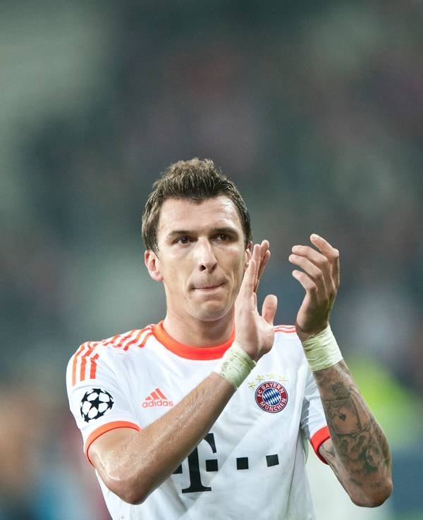 Bayerns Mario Mandzukic feiert nach dem Sieg in der Champions League gegen Lille mit den Fans.
