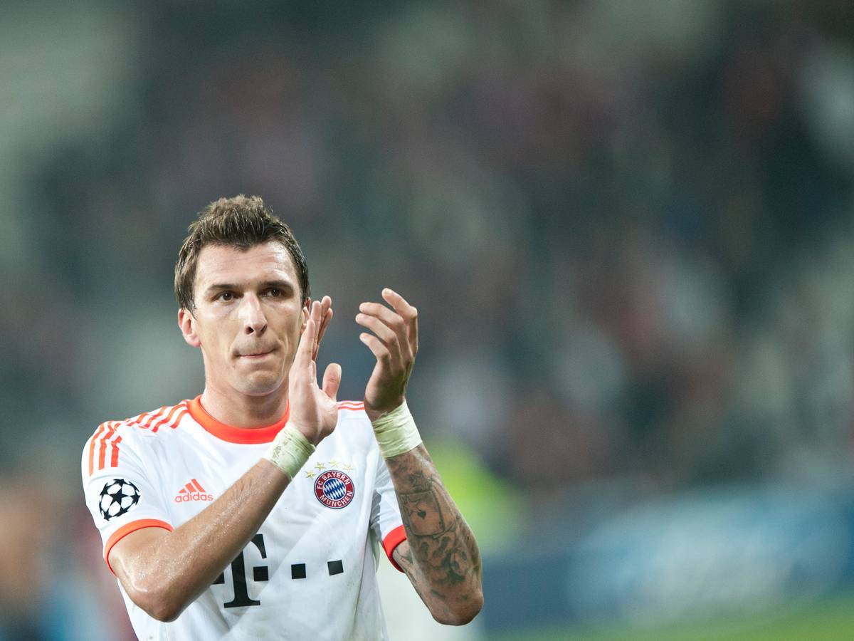 Bayerns Mario Mandzukic feiert nach dem Sieg in der Champions League gegen Lille mit den Fans.