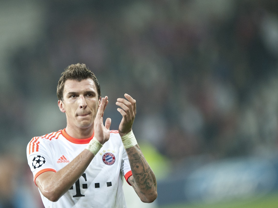 Bayerns Mario Mandzukic feiert nach dem Sieg in der Champions League gegen Lille mit den Fans.