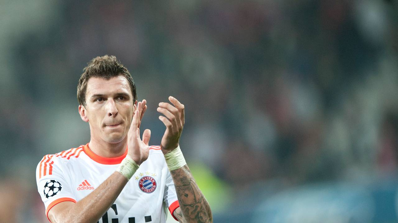 Bayerns Mario Mandzukic feiert nach dem Sieg in der Champions League gegen Lille mit den Fans.