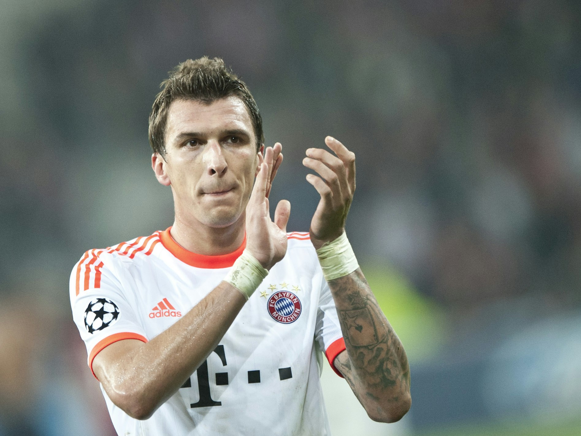 Bayerns Mario Mandzukic feiert nach dem Sieg in der Champions League gegen Lille mit den Fans.