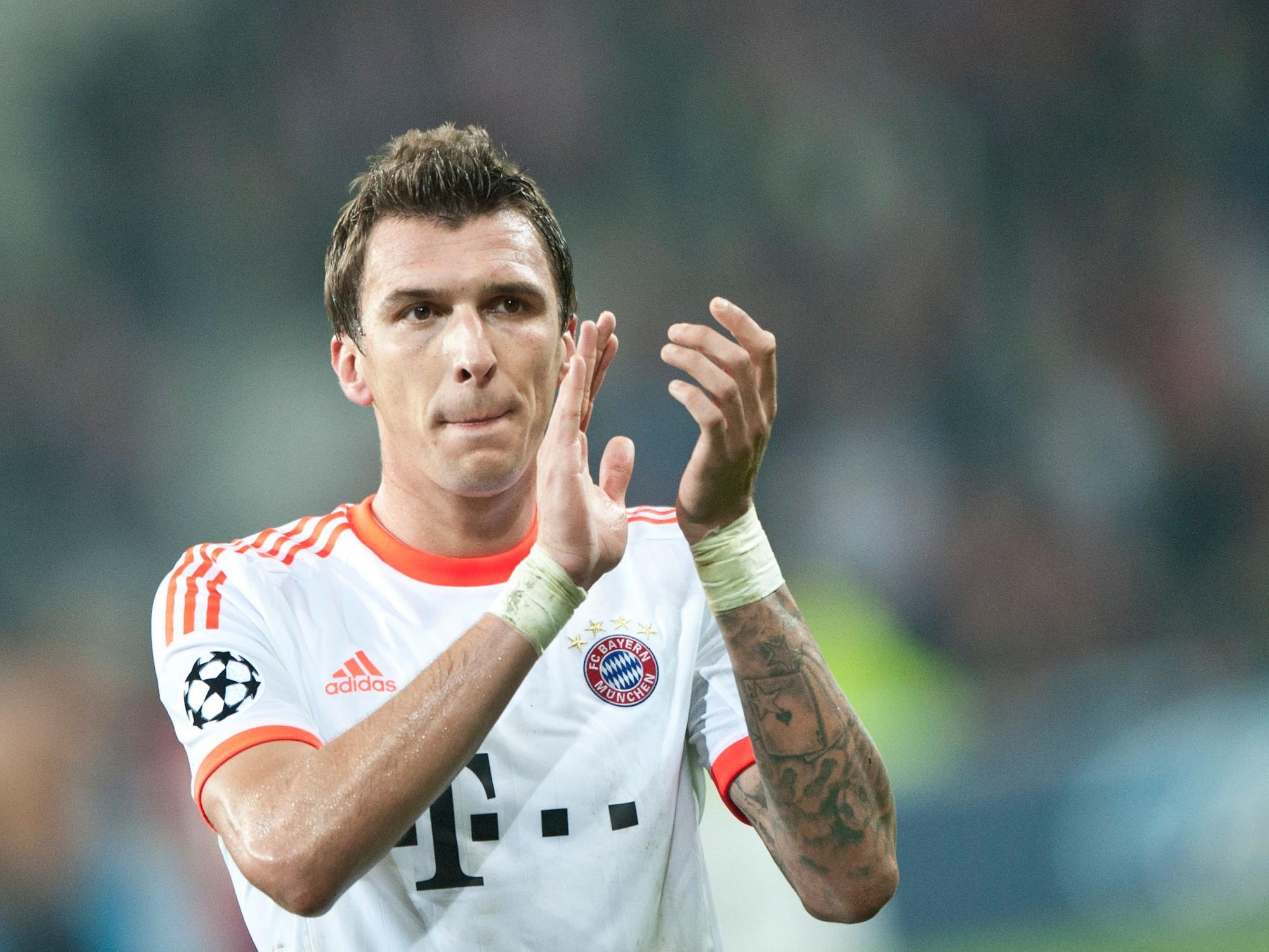 Bayerns Mario Mandzukic feiert nach dem Sieg in der Champions League gegen Lille mit den Fans.
