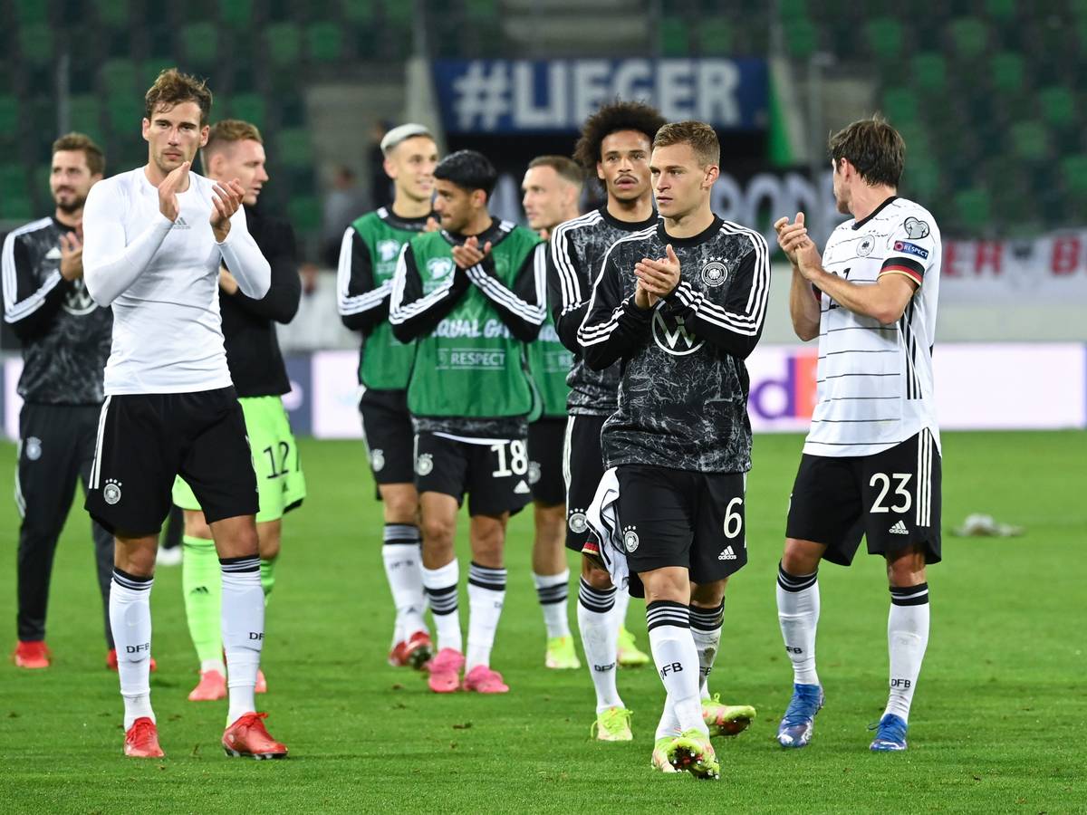 Die deutschen Spieler applaudieren nach dem Spiel in St. Gallen den Fans.