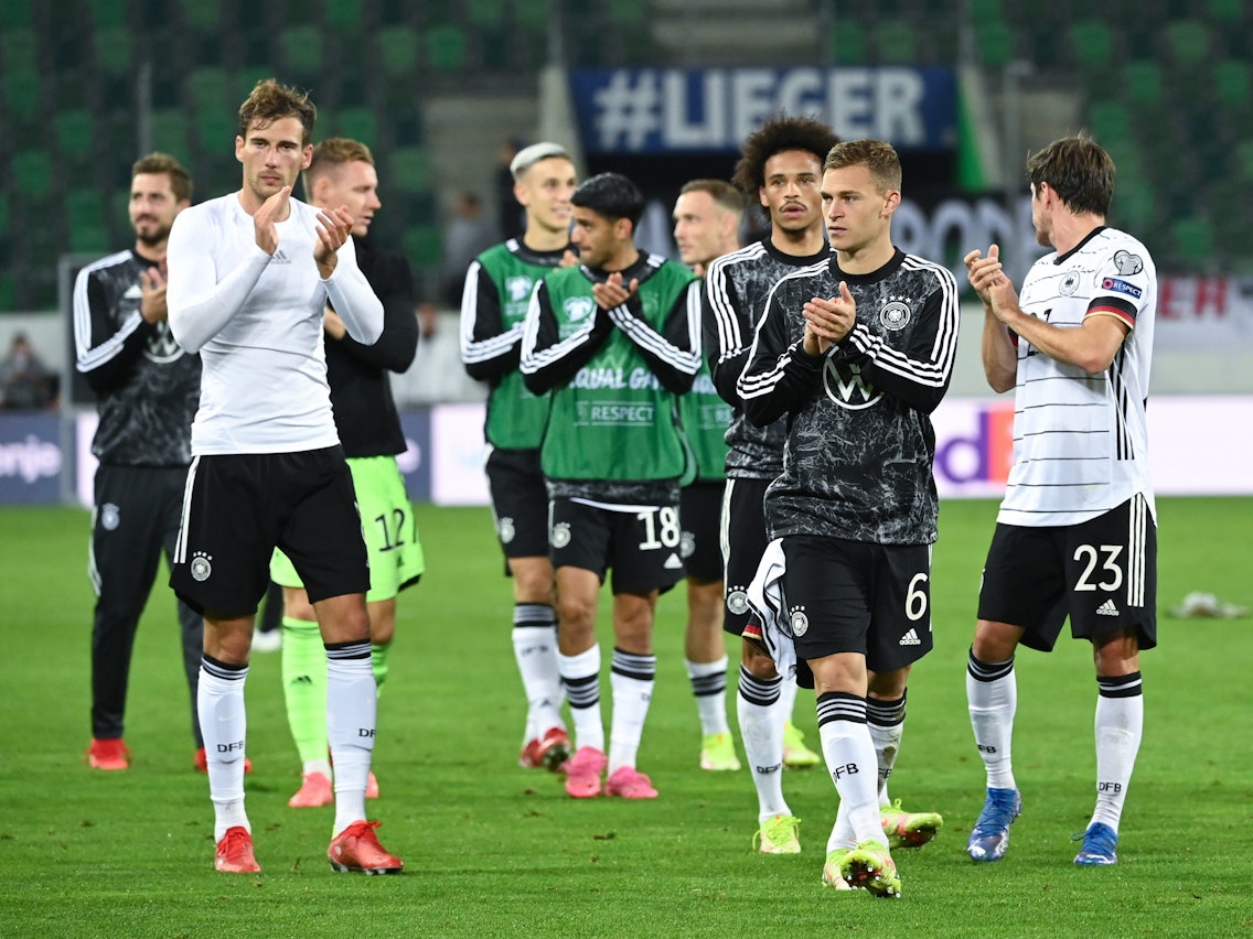Die deutschen Spieler applaudieren nach dem Spiel in St. Gallen den Fans.