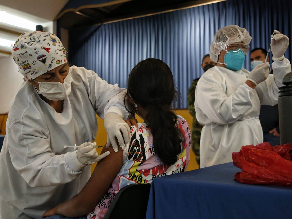Eine Mitarbeiterin des Gesundheitswesens verabreicht in Bogotá (Kolumbien) einer Jugendlichen Ende August eine Corona-Impfung. Die erstmals in Kolumbien aufgetretene Coronavirus-Variante Mu ist auf einem beunruhigenden Vormarsch.