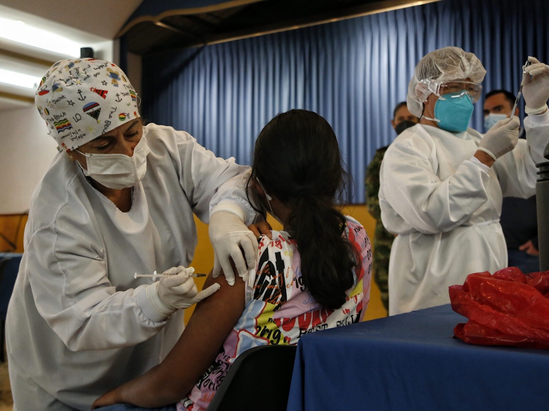 Eine Mitarbeiterin des Gesundheitswesens verabreicht in Bogotá (Kolumbien) einer Jugendlichen Ende August eine Corona-Impfung. Die erstmals in Kolumbien aufgetretene Coronavirus-Variante Mu ist auf einem beunruhigenden Vormarsch.