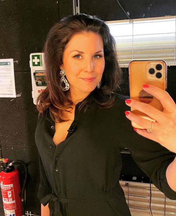 Vanessa Blumhagen posiert vor einem Spiegel für ein Selfie.