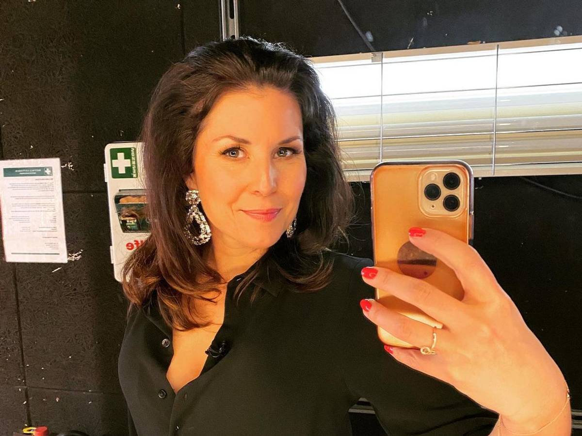 Vanessa Blumhagen posiert vor einem Spiegel für ein Selfie.