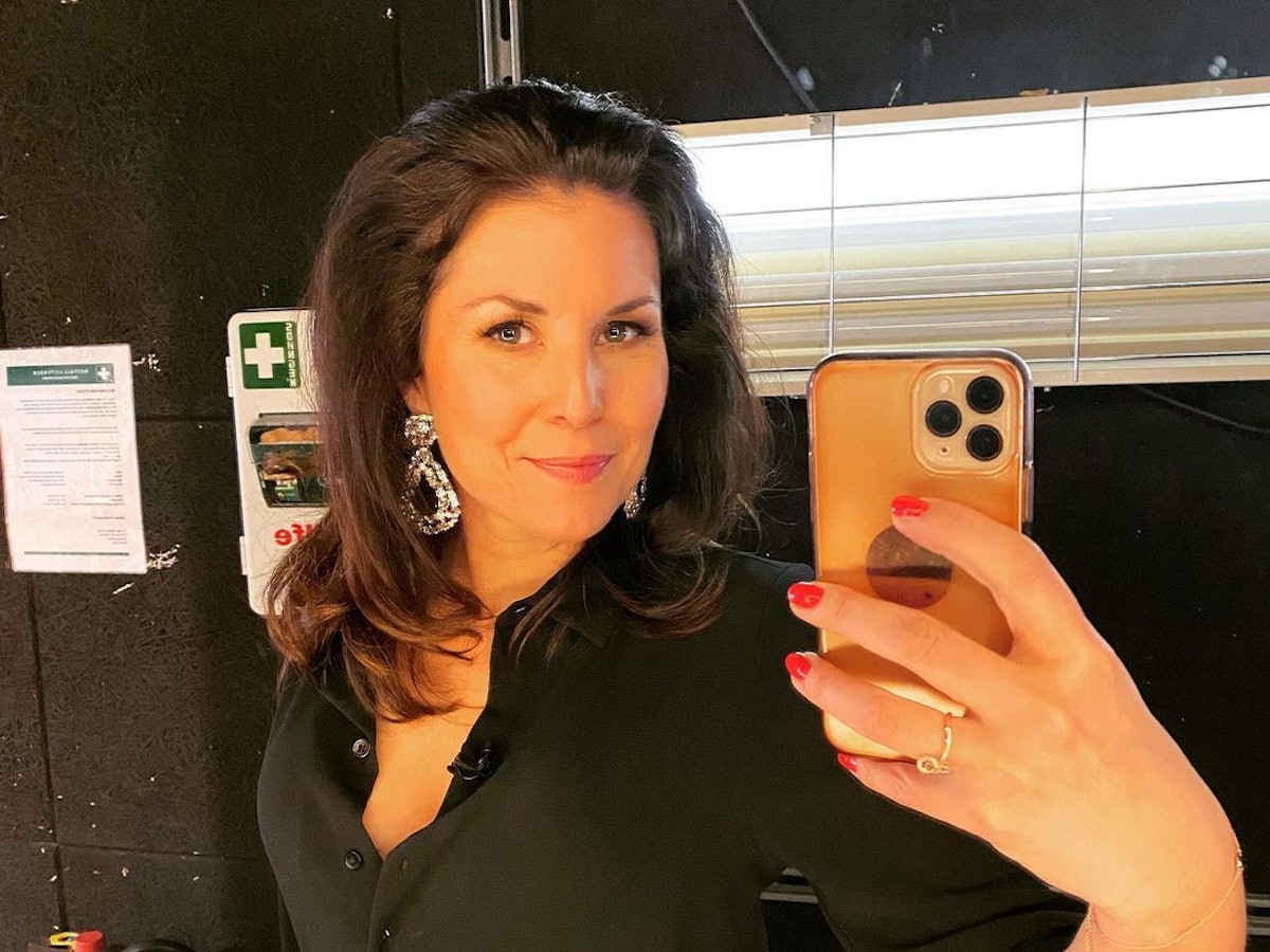 Vanessa Blumhagen posiert vor einem Spiegel für ein Selfie.