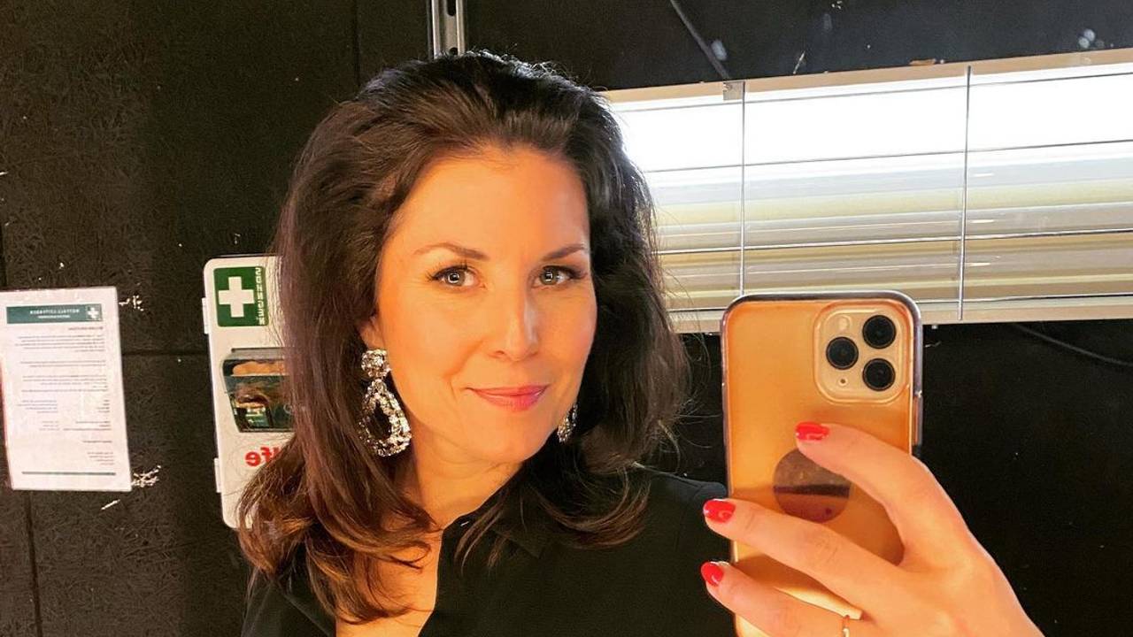 Vanessa Blumhagen posiert vor einem Spiegel für ein Selfie.