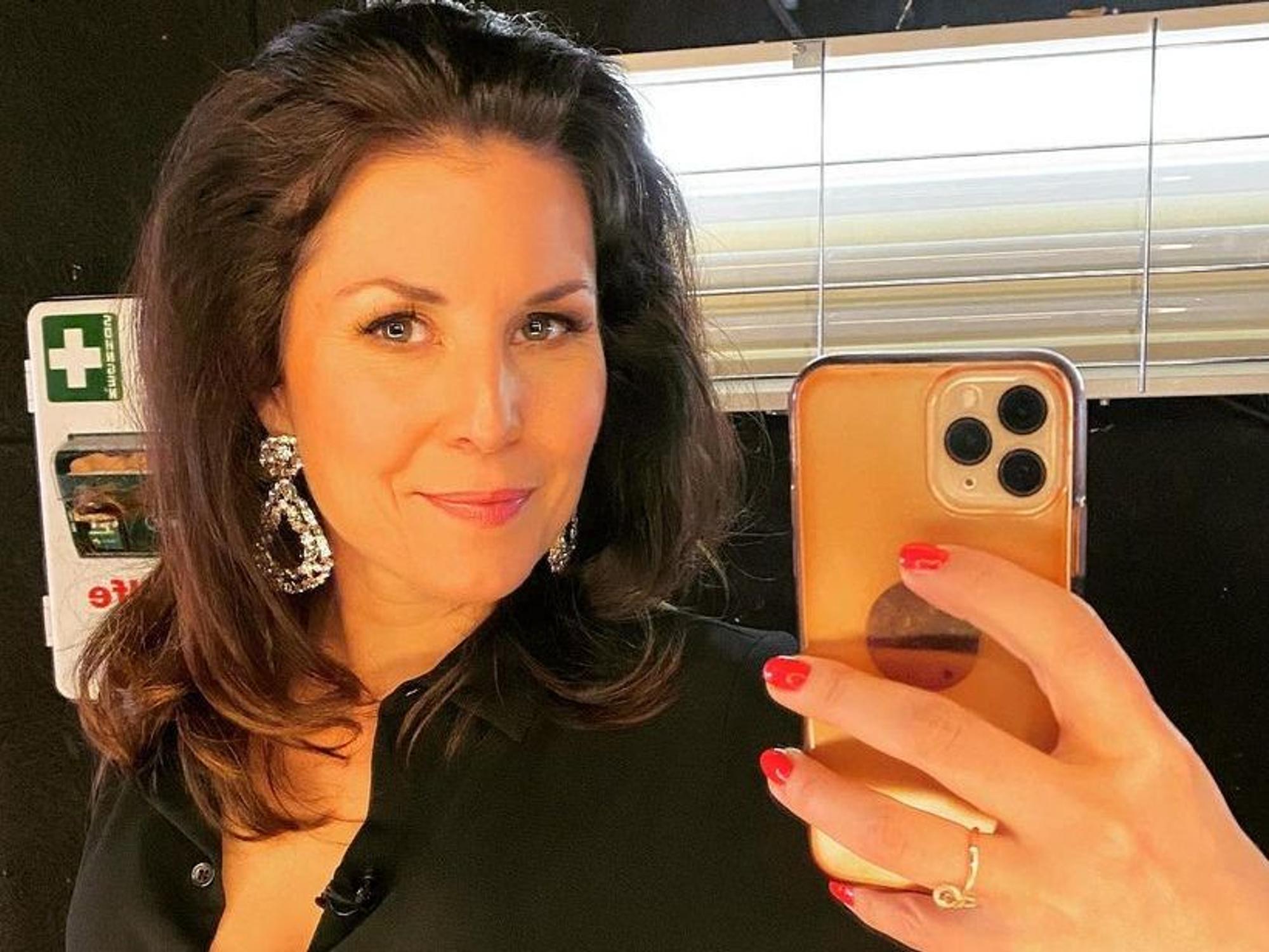 Vanessa Blumhagen posiert vor einem Spiegel für ein Selfie.