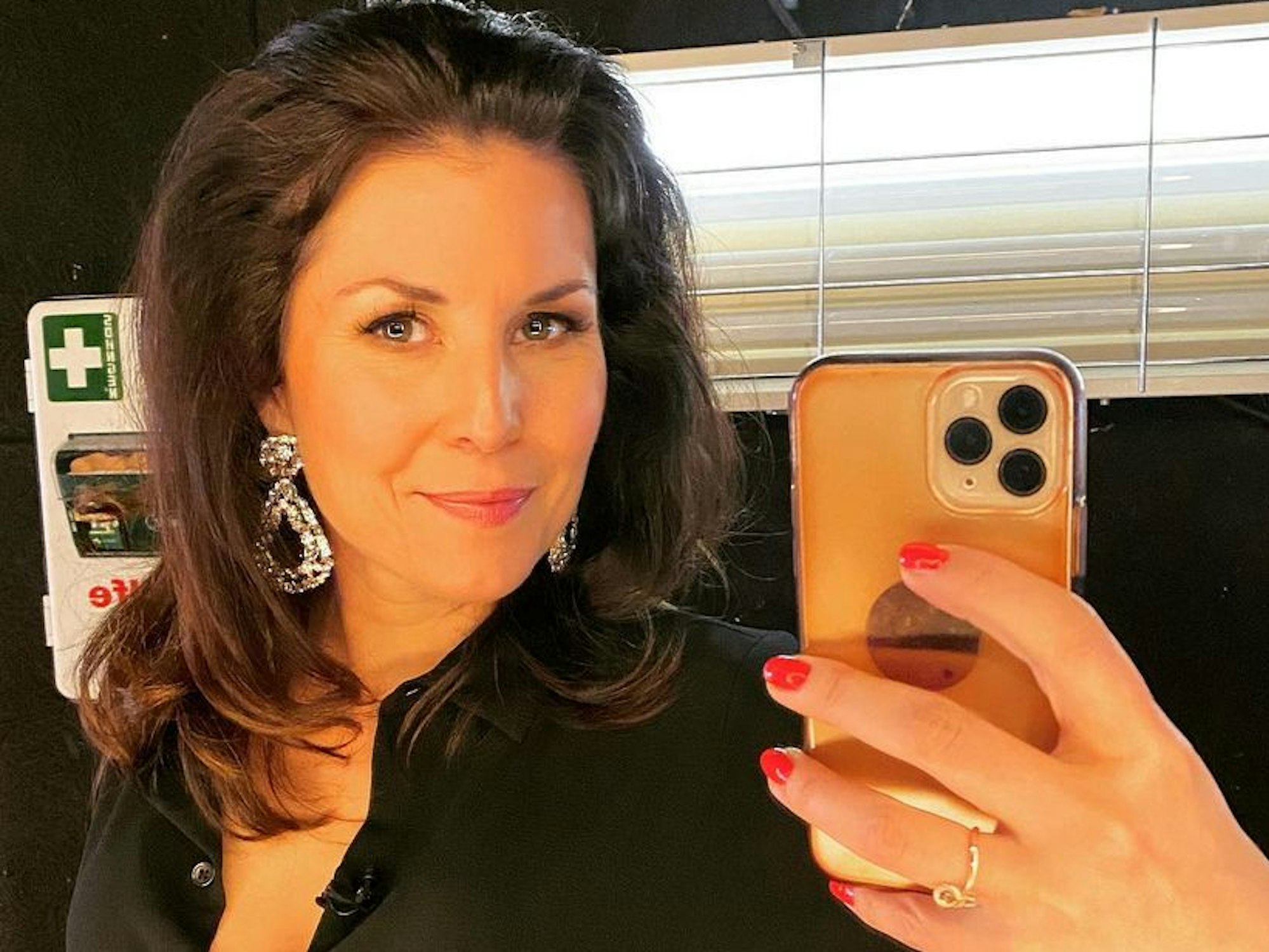 Vanessa Blumhagen posiert vor einem Spiegel für ein Selfie.