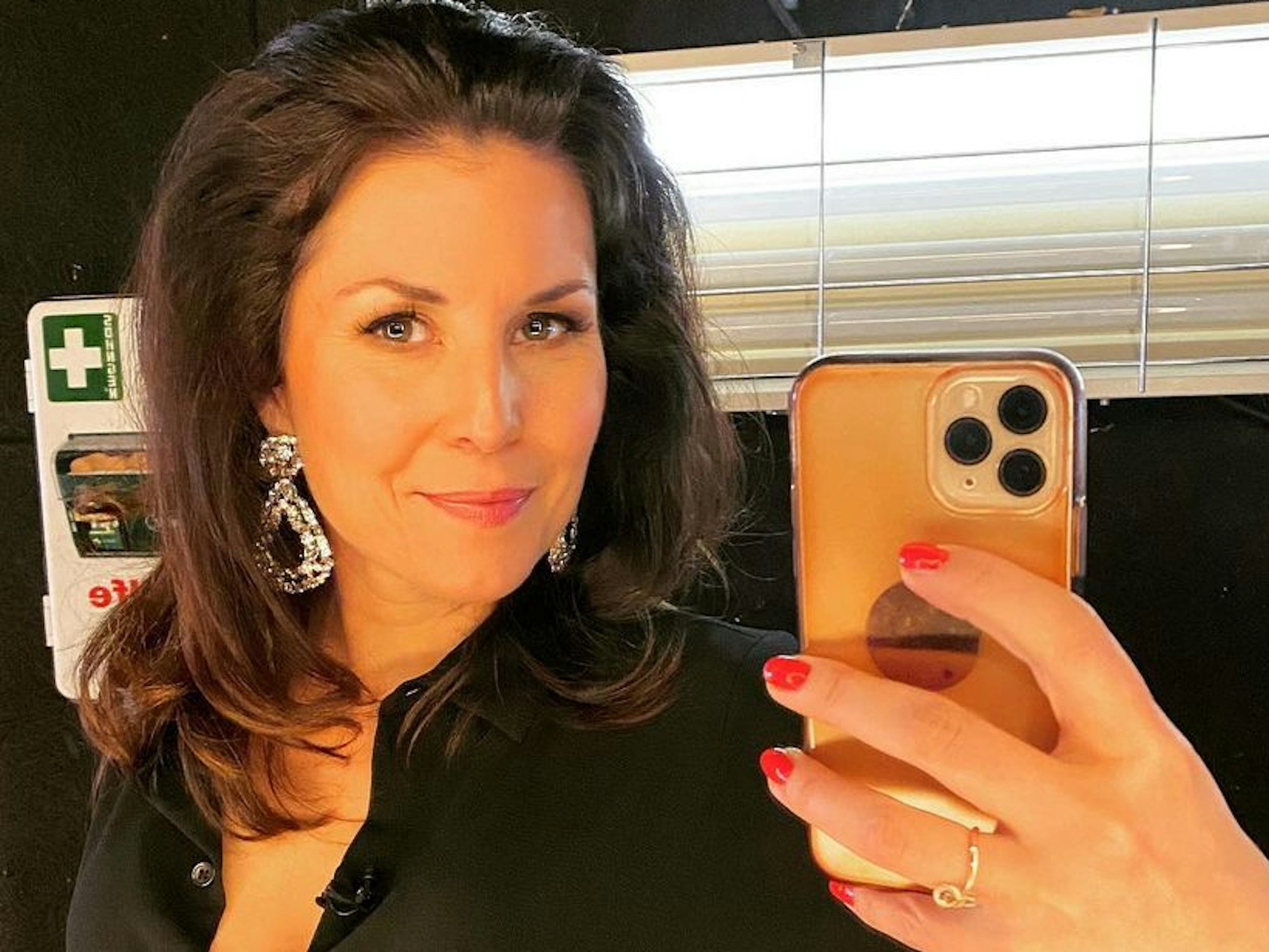 Vanessa Blumhagen posiert vor einem Spiegel für ein Selfie.