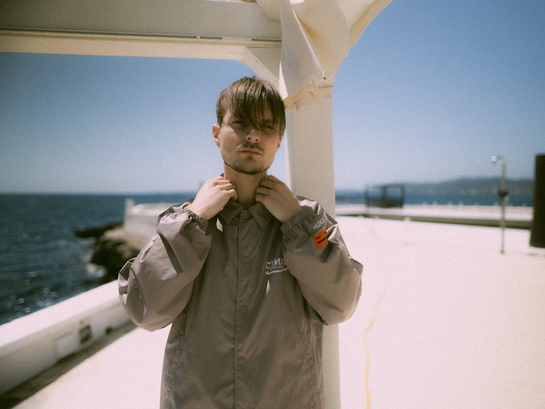 Der Kölner Rapper ART schaut entspannt in die Kamera.