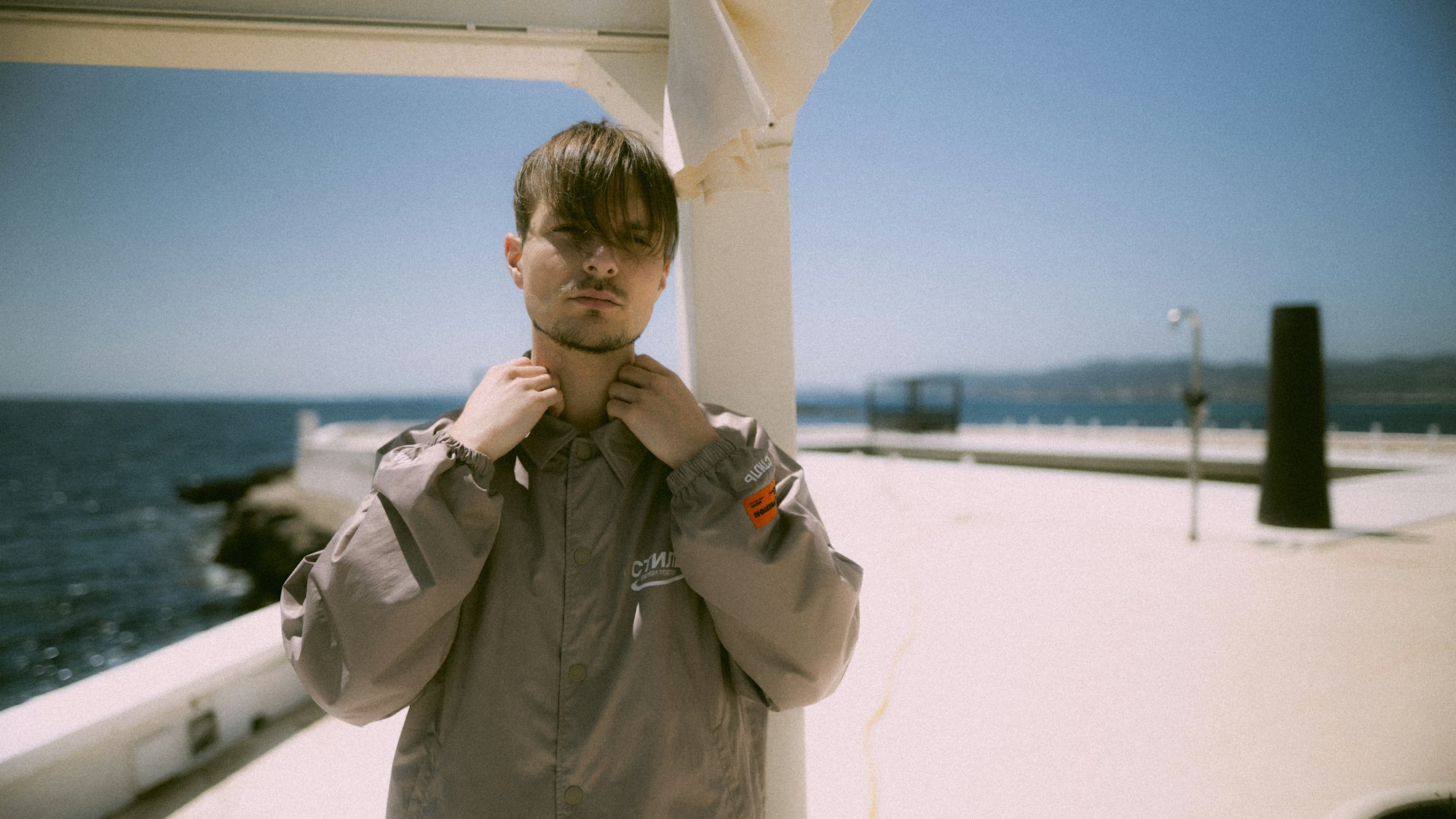 Der Kölner Rapper ART schaut entspannt in die Kamera.