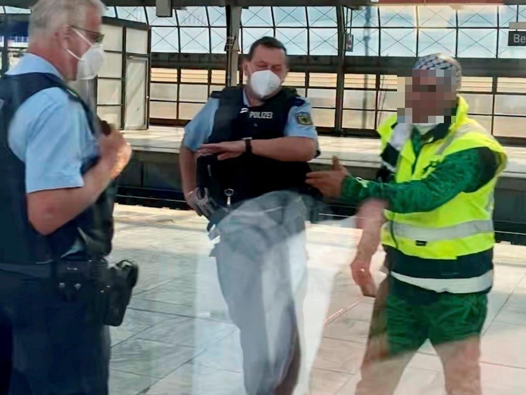 Im Bahnhof Berlin-Spandau wird der 50-Jährige von der Bundespolizei in Empfang genommen. Ihm droht jetzt ein saftiges Bußgeld.