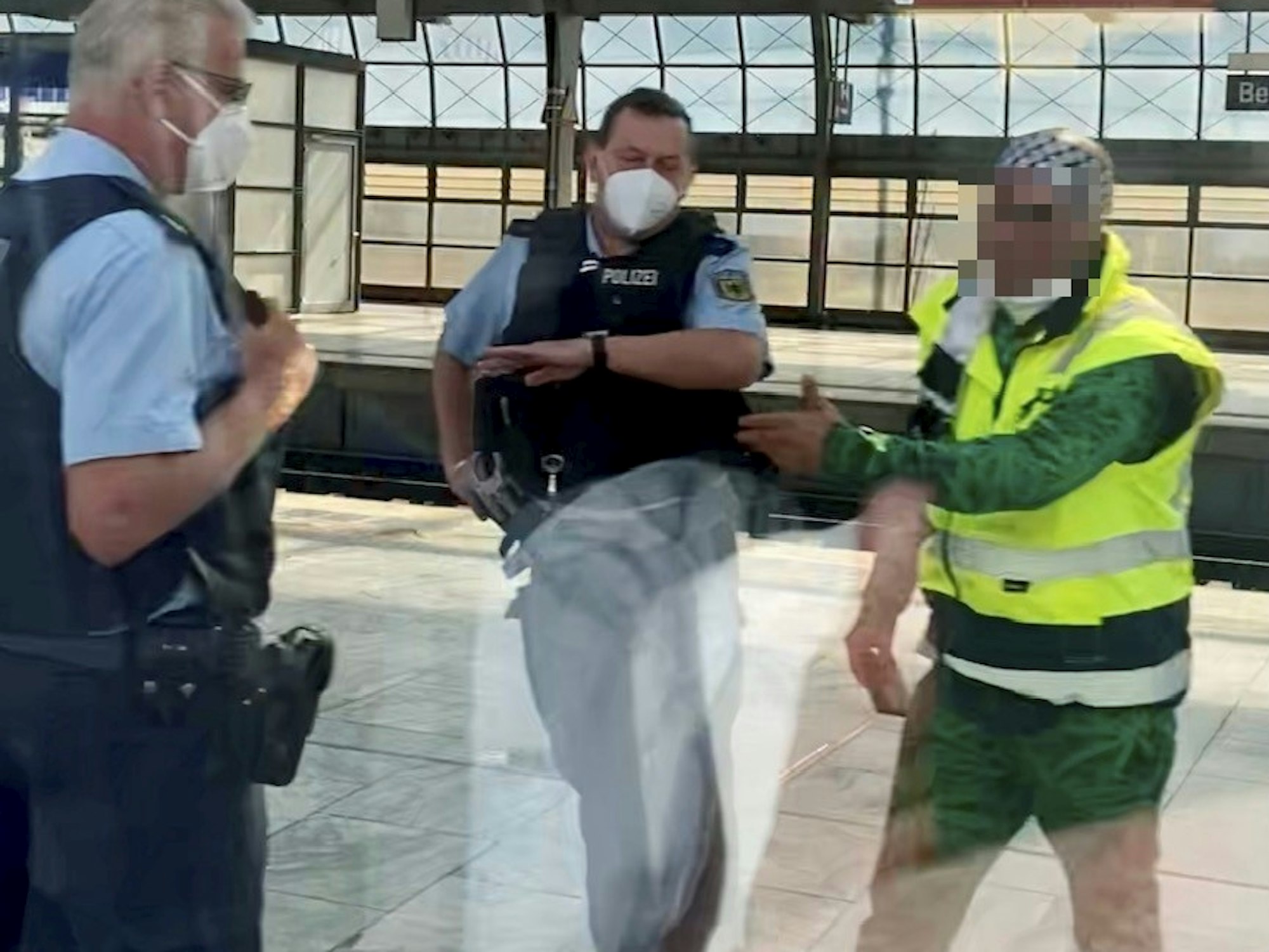 Im Bahnhof Berlin-Spandau wird der 50-Jährige von der Bundespolizei in Empfang genommen. Ihm droht jetzt ein saftiges Bußgeld.