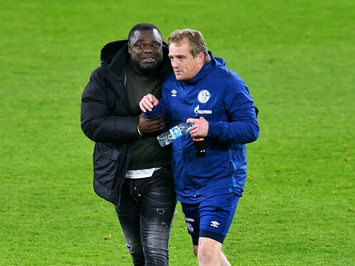 Schlussjubel Gerald Asamoah (S04) und Mike Büskens (S04). Jubel, Freude, Aktion.
11.04.2021, Fussball GER, Saison 20/21, 1. Bundesliga, 28. Spieltag, FC Schalke 04 (blau) - FC Augsburg (rot) 1:0, Foto: Uwe Kraft/Pool
DFL regulations prohibit any use of photographs as image sequences and/or quasi-video. EDITORIAL USE ONLY