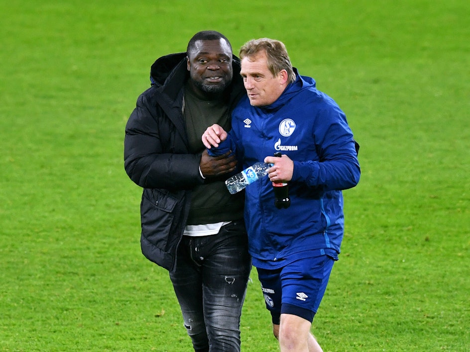 Schlussjubel Gerald Asamoah (S04) und Mike Büskens (S04). Jubel, Freude, Aktion.
11.04.2021, Fussball GER, Saison 20/21, 1. Bundesliga, 28. Spieltag, FC Schalke 04 (blau) - FC Augsburg (rot) 1:0, Foto: Uwe Kraft/Pool
DFL regulations prohibit any use of photographs as image sequences and/or quasi-video. EDITORIAL USE ONLY