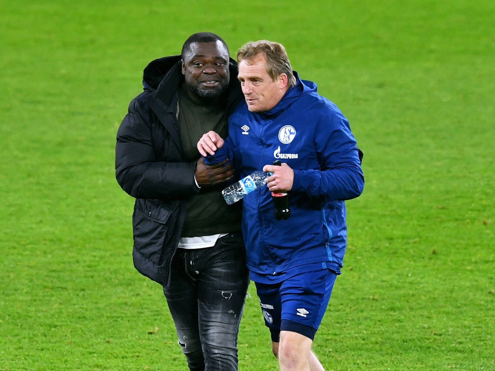 Schlussjubel Gerald Asamoah (S04) und Mike Büskens (S04). Jubel, Freude, Aktion.
11.04.2021, Fussball GER, Saison 20/21, 1. Bundesliga, 28. Spieltag, FC Schalke 04 (blau) - FC Augsburg (rot) 1:0, Foto: Uwe Kraft/Pool
DFL regulations prohibit any use of photographs as image sequences and/or quasi-video. EDITORIAL USE ONLY