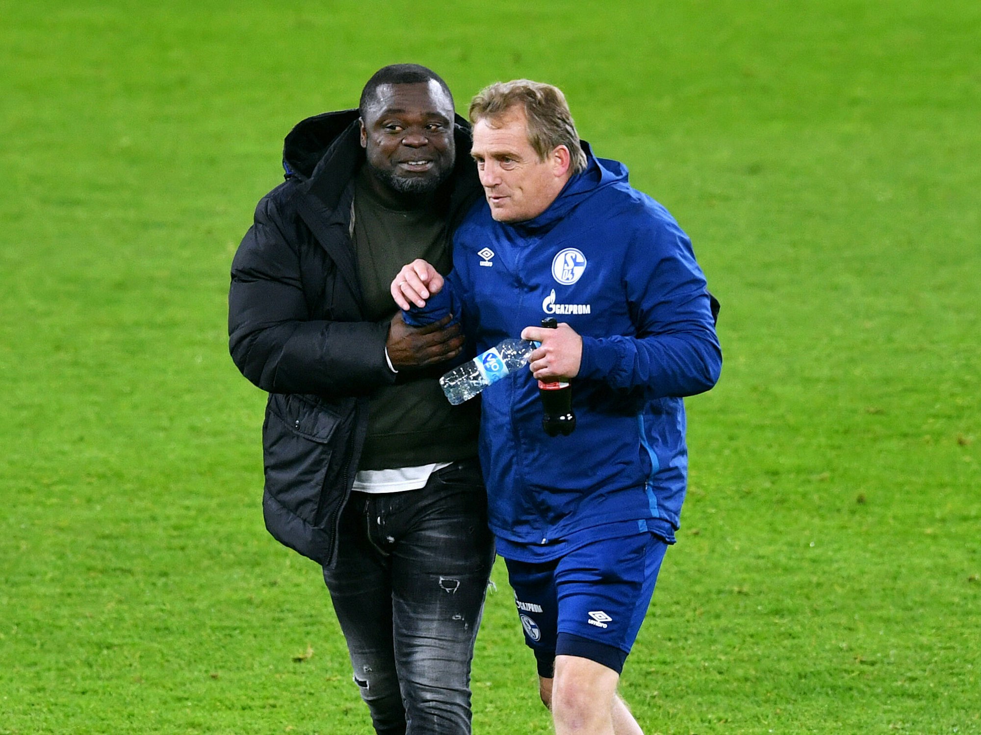 Schlussjubel Gerald Asamoah (S04) und Mike Büskens (S04). Jubel, Freude, Aktion.
11.04.2021, Fussball GER, Saison 20/21, 1. Bundesliga, 28. Spieltag, FC Schalke 04 (blau) - FC Augsburg (rot) 1:0, Foto: Uwe Kraft/Pool
DFL regulations prohibit any use of photographs as image sequences and/or quasi-video. EDITORIAL USE ONLY
