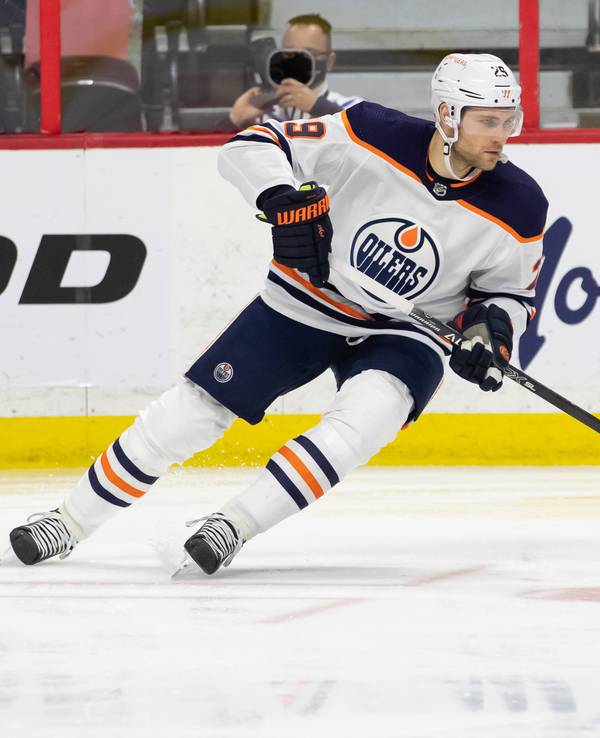 Leon Draisaitl führt den Puck für die Edmonton Oilers.