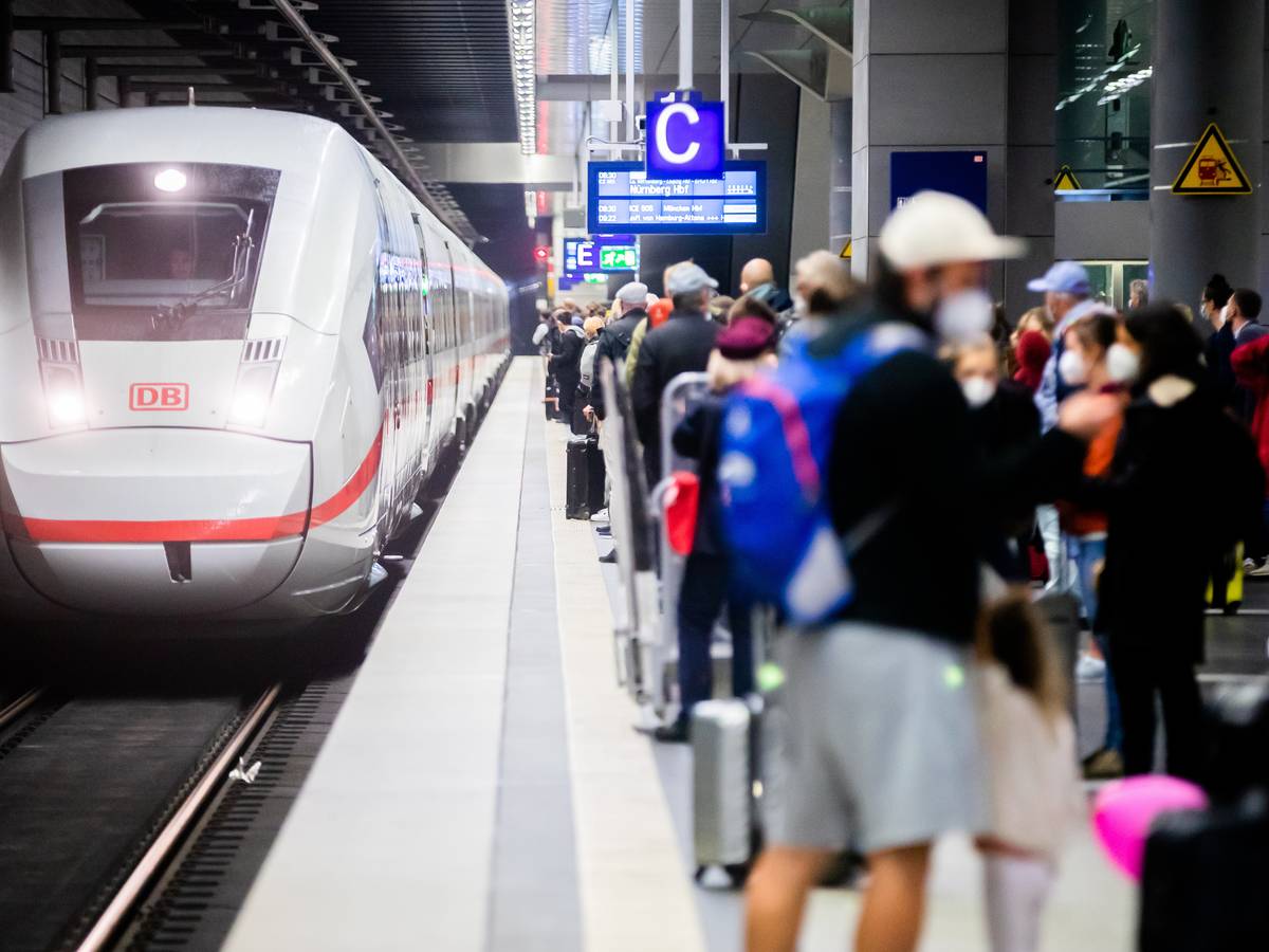 Die Deutsche Bahn kooperiert mit Aldi – der Discounter bietet Tickets für 49,90 Euro an. Unser Foto zeigt einen ICE, der in den Berliner Hauptbahnhof einfährt.