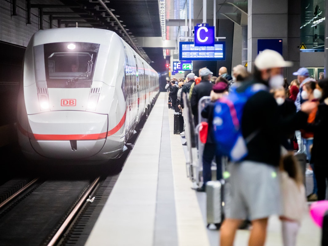 Die Deutsche Bahn kooperiert mit Aldi – der Discounter bietet Tickets für 49,90 Euro an. Unser Foto zeigt einen ICE, der in den Berliner Hauptbahnhof einfährt.
